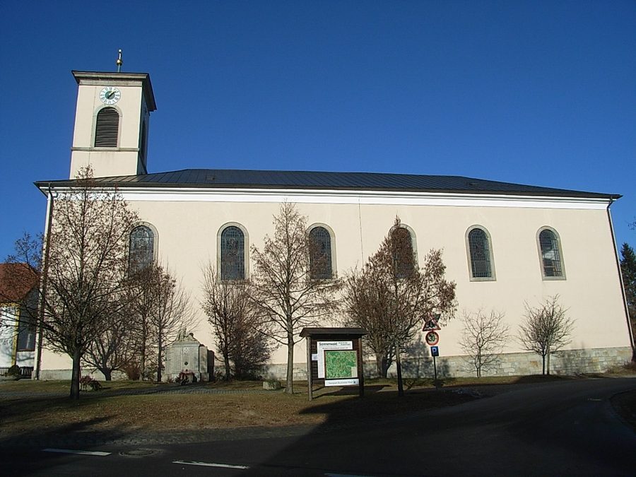 Außenansicht der Pfarrkirche St. Nikolaus in Innernzell