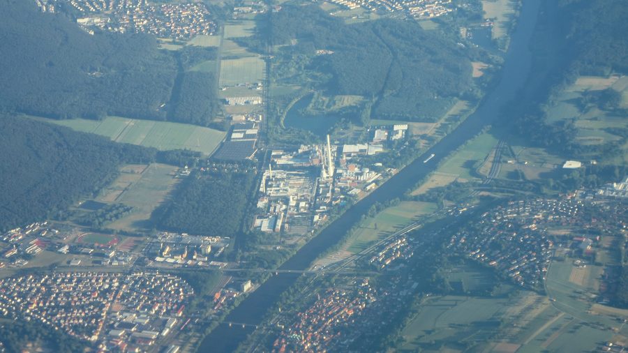 Blick von Norden auf das Industriegebiet Obernburg und die südlichen Stadtteile von Elsenfeld am Main