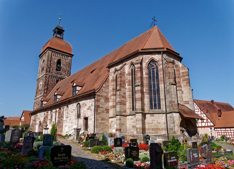 Blick von Südosten auf die St. Laurentius Kirche in Roßtal