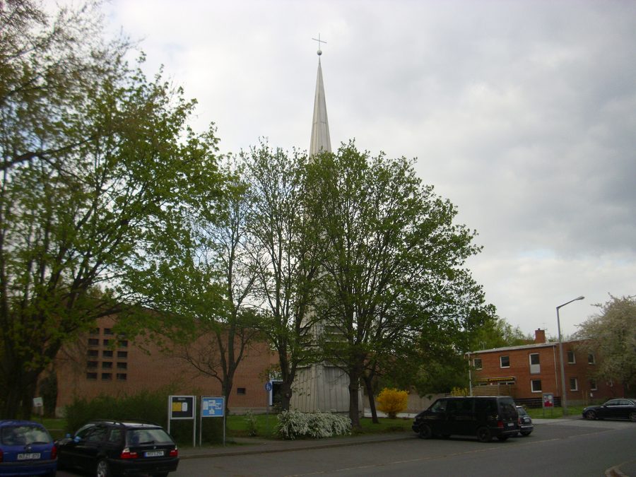 Kirche Zum guten Hirten und Pfarrhaus an der Kronacher Straße in Boxdorf bei Nürnberg