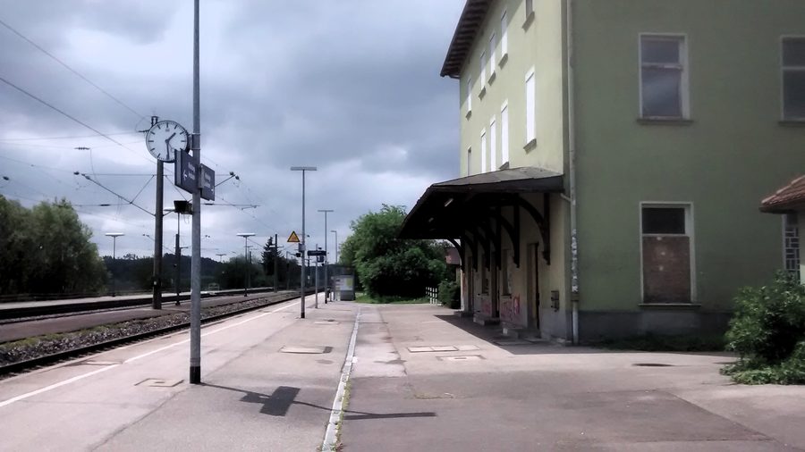 Bahnhof Dombühl mit Bahnhofsgebäude, Blick nach Südwesten