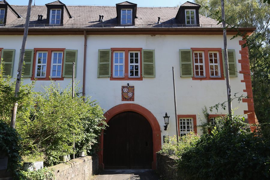 Schlossplatz mit dem ehemaligen Jagdschloss in Rothenbuch