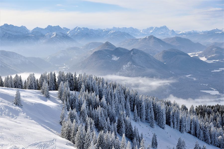 Blick in die Jachenau mit den umliegenden Bergen in Bayern