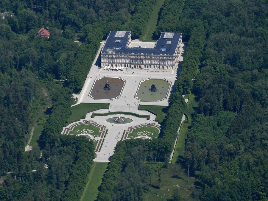 Luftaufnahme des Neuen Schlosses Herrenchiemsee auf der Herreninsel
