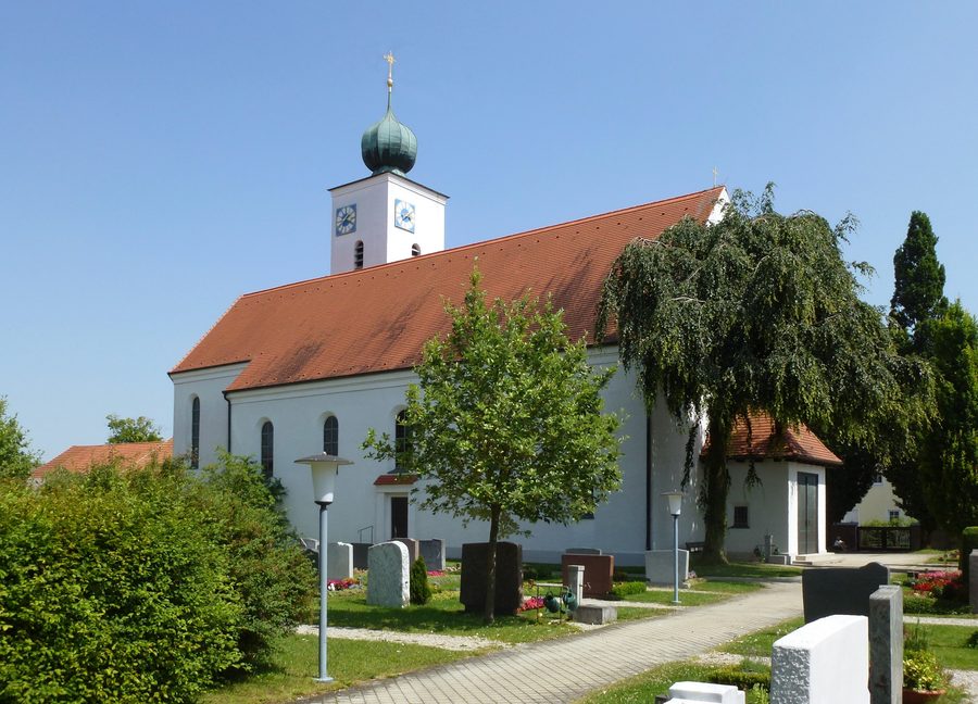 Ansicht der katholischen Pfarrkirche St. Johann Baptist in Landsberied von Nordwesten