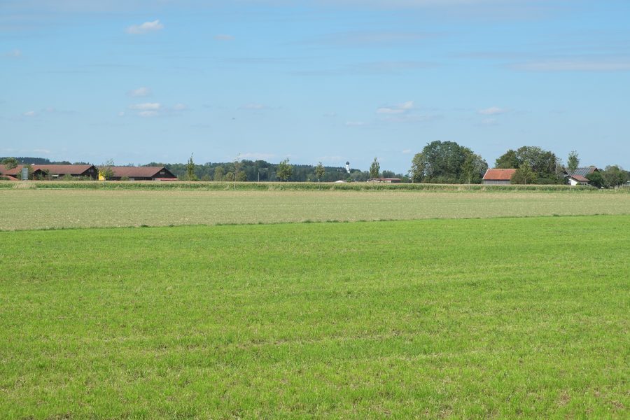 Blick auf Alling im Landkreis Fürstenfeldbruck mit der Kirche Mariä Geburt