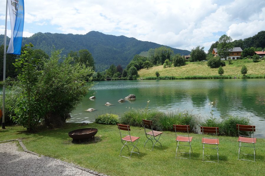 Wössner See bei Unterwössen, eingebettet zwischen Wald und Wiesen im Chiemgau