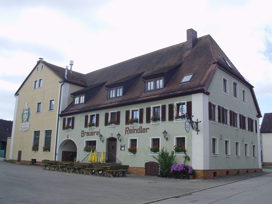 Ehemalige zum Schloss gehörige Brauerei in Jochsberg, einem Ortsteil von Leutershausen im Landkreis Ansbach