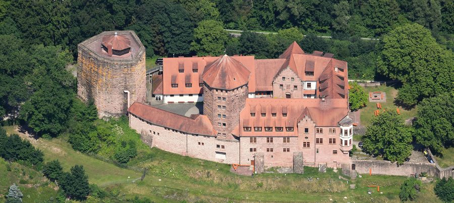 Luftaufnahme der Burg Rieneck in Bayern