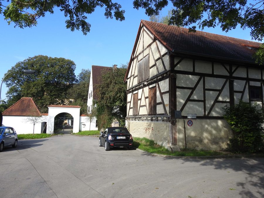 Schloss Aystetten mit Fachwerknebengebäude von Osten