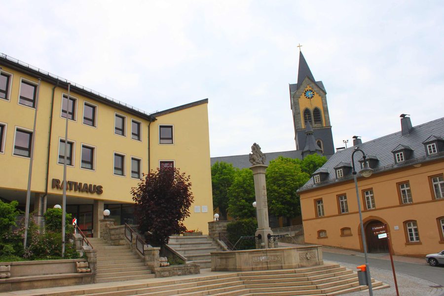 Blick auf das Rathaus und die Kirche im Zentrum von Helmbrechts