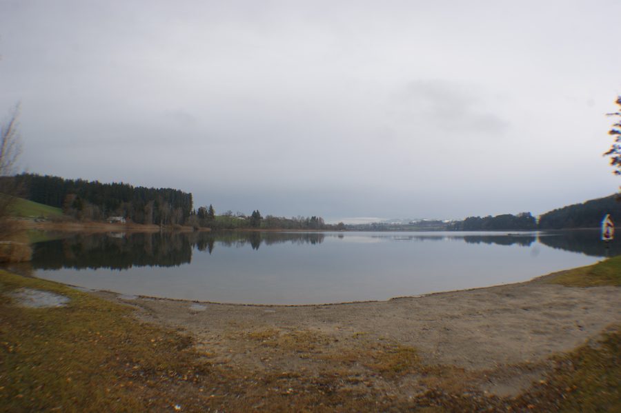 Niedersonthofener See mit Landschaft im Oberallgäu