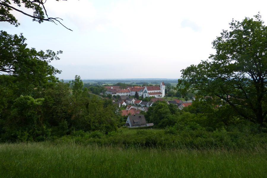 Blick vom Kreuzberg hinunter auf das Kloster Thierhaupten