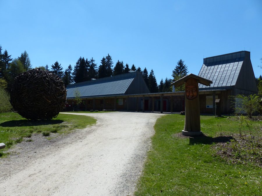 Eingang zum Wildpark Waldhaus Mehlmeisel mit Infozentrum