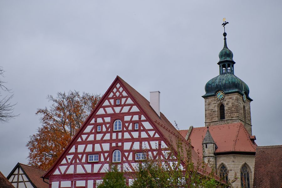 Kilianskirche mit Pfarrhaus an der Hauptstraße in Markt Erlbach