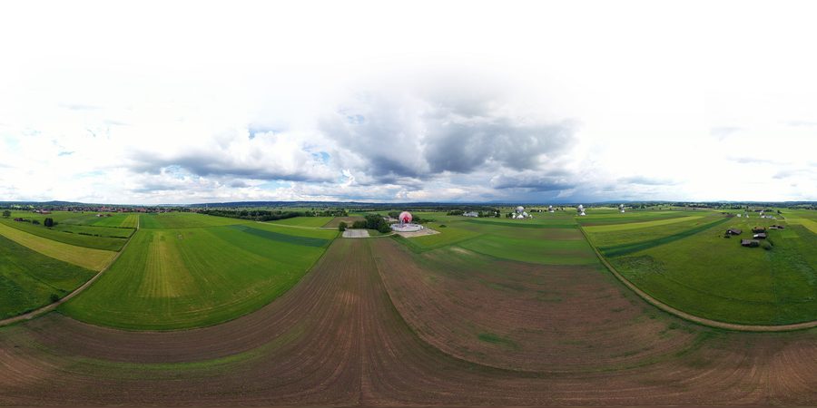 Luftbildpanorama der Erdfunkstelle Raisting mit großen Parabolantennen