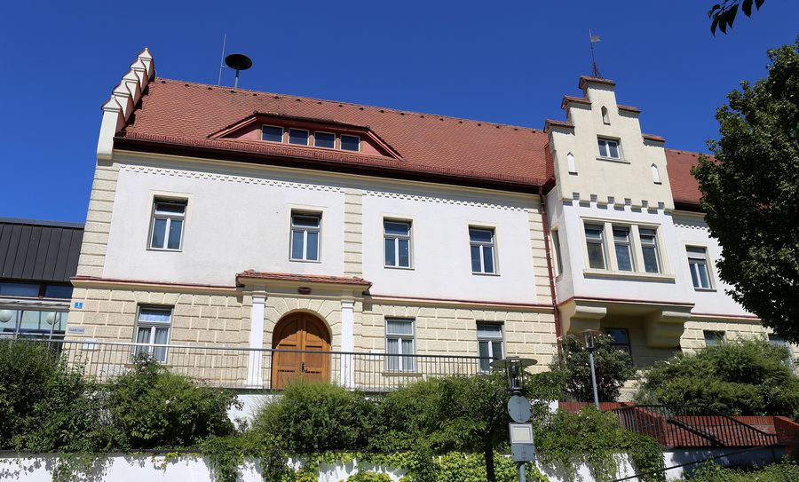 Historisches Schloss, heute Rathaus, am Schloßplatz in Markt Schwaben