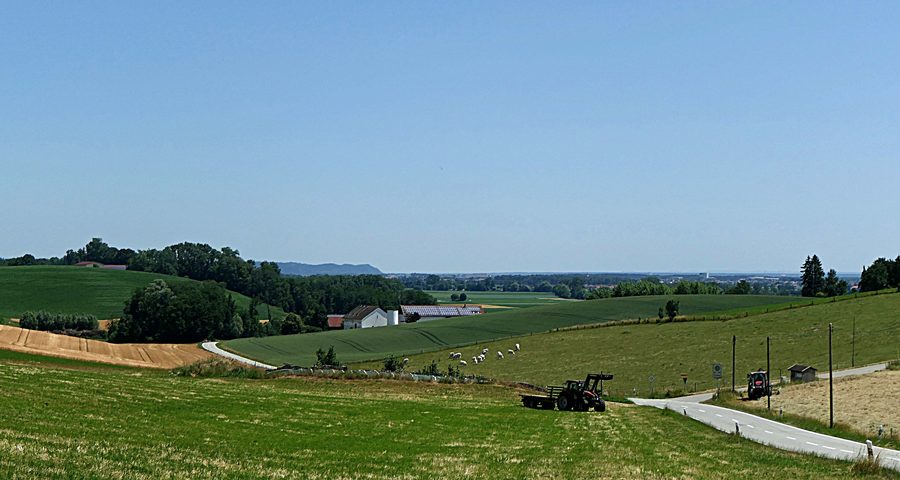 Blick vom Hügelland bei Zangberg auf die Isen- und Innebene