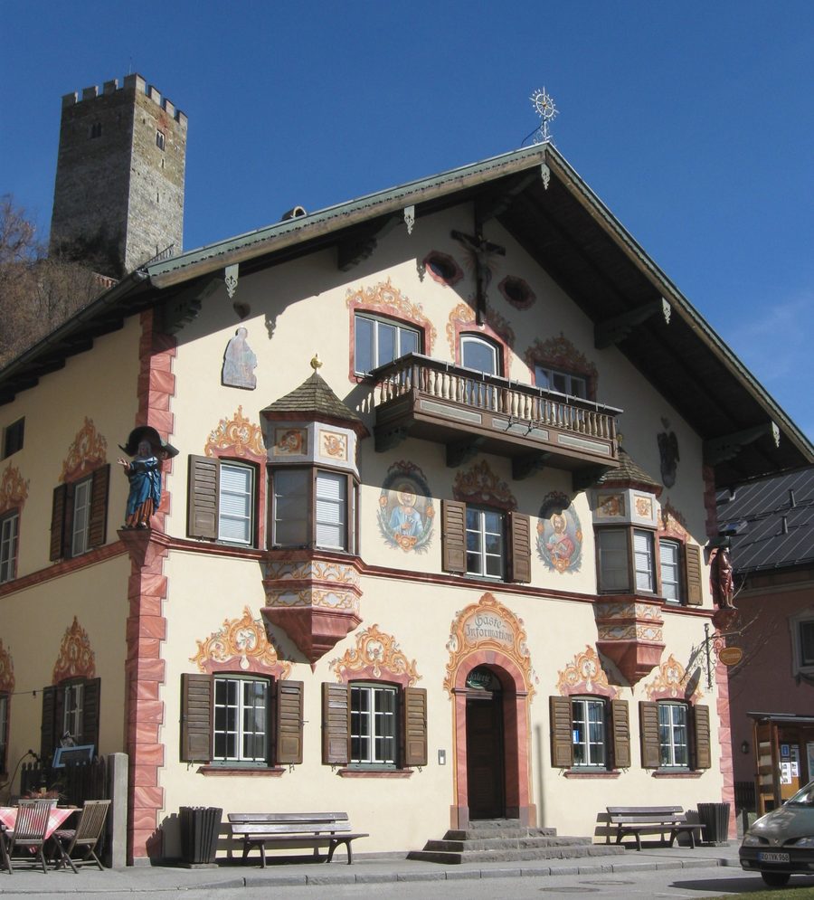 Historisches, bemaltes Wohnhaus am Marktplatz 4 in Neubeuern