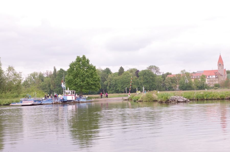 Mainfähre Wipfeld mit Kloster St. Ludwig im Hintergrund
