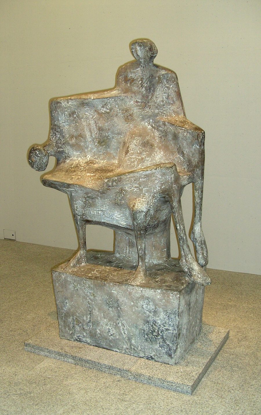 Bronzeskulptur Pietà von Fritz Koenig im Skulpturenmuseum im Hofberg in Landshut