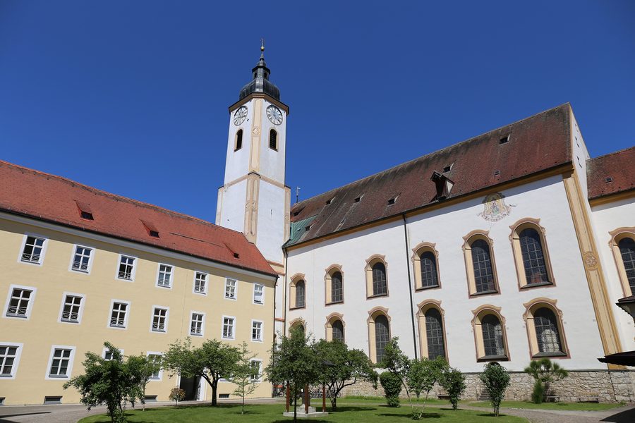 Historisches Kloster Dietramszell mit der Kirche Mariä Himmelfahrt am Klosterplatz