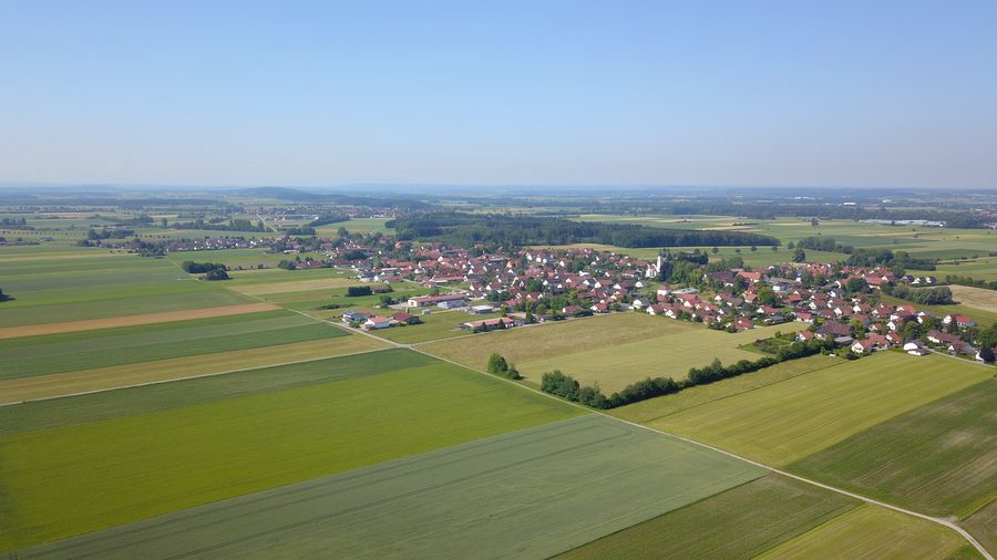 Blick auf Lamerdingen und Kleinkitzighofen in der ländlichen Landschaft des Ostallgäus