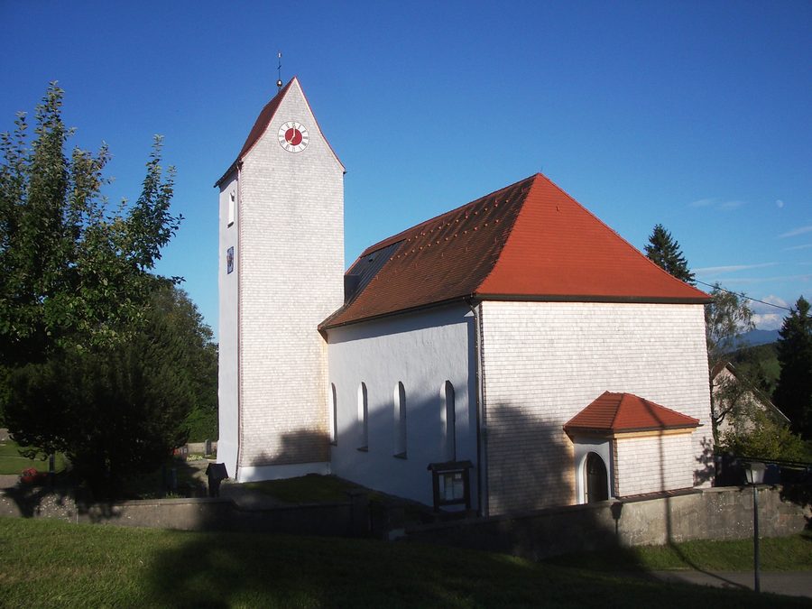 Kirche St. Stephan an der Burgstraße in Weitnau-Hellengerst, von Westen fotografiert