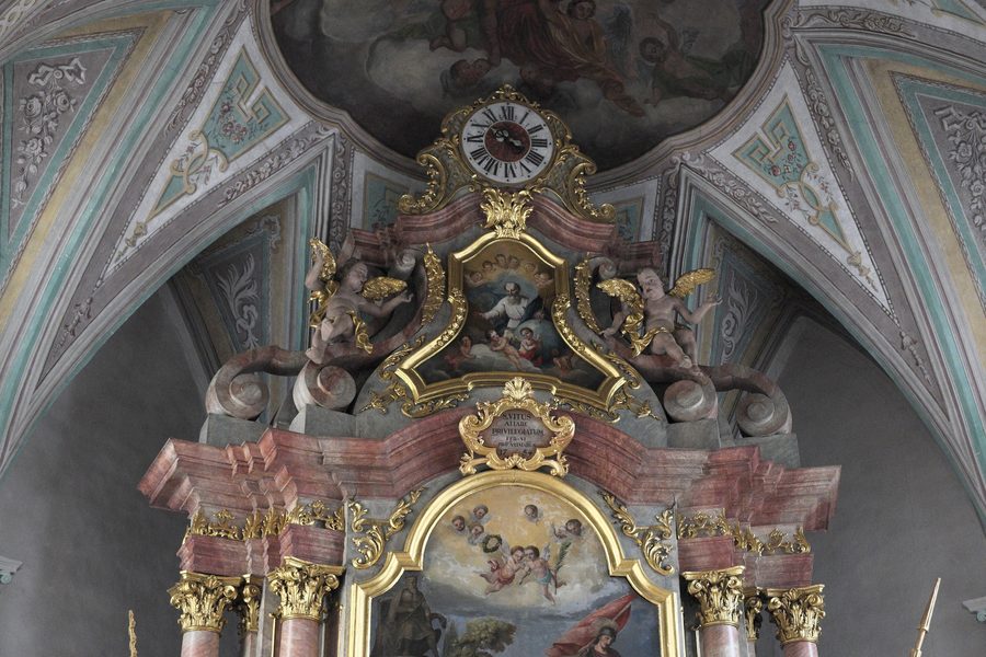 Innenansicht der katholischen Pfarrkirche St. Vitus in Nußdorf am Inn mit dem Hochaltarauszug