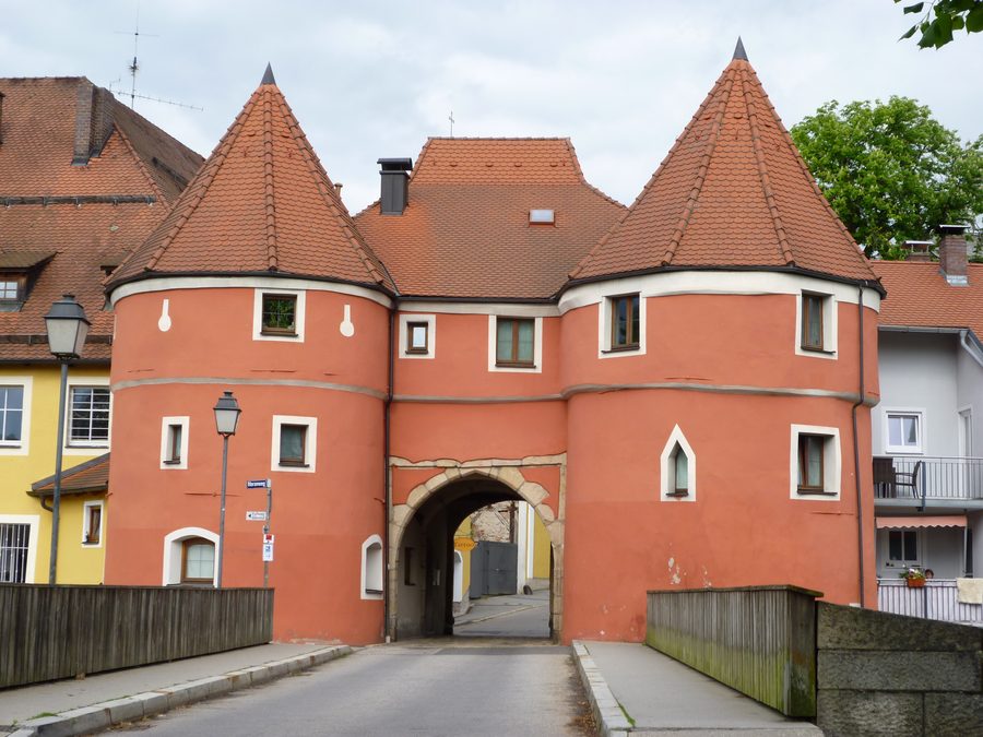 Biertor in Cham mit der Brücke über den Regen im Vordergrund
