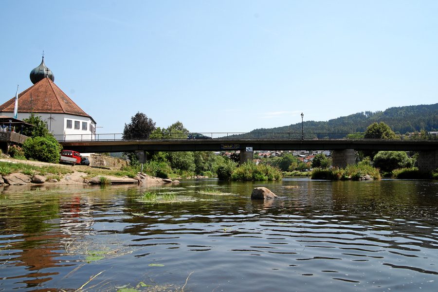 Fluss Regen bei Chamerau mit Straßenbrücke