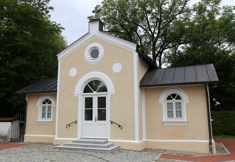 Leichenhalle an der Pfarrkirche St. Johann Baptist in Taufkirchen bei München