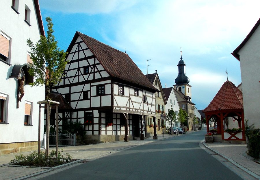 Alte Schmiede und Wegbrunnen in Pinzberg