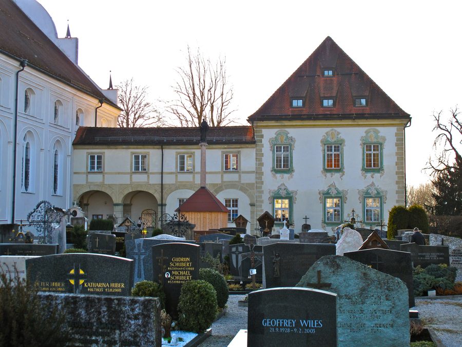 Kloster Benediktbeuern mit Friedhof in Oberbayern