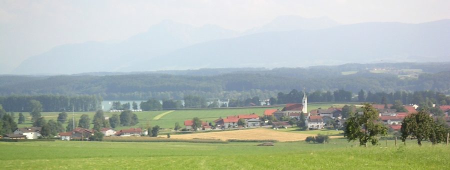 Der Waginger See mit Tettenhausen am Ufer und Zelten im Vordergrund