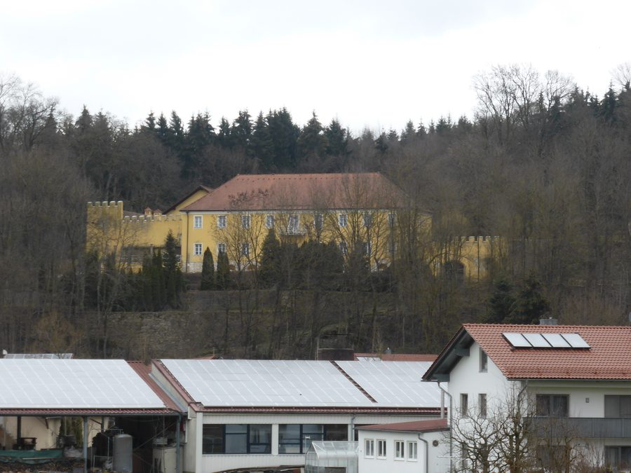Blick von der Hauptstraße auf Schloss Steinburg in der Gemeinde Hunderdorf