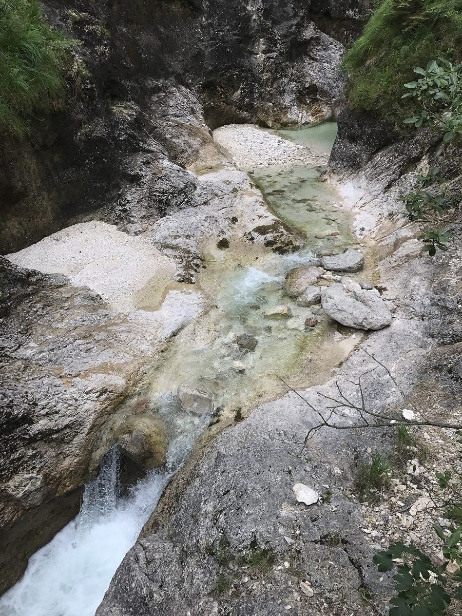 Wasserlauf und Felswände in der Almbachklamm bei Marktschellenberg