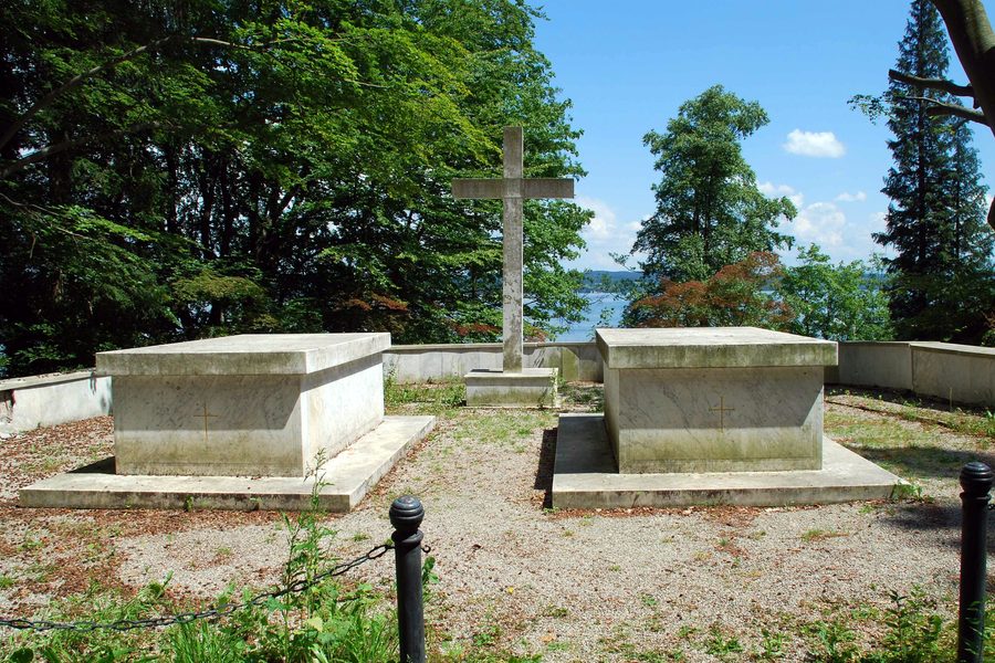 Marmorsarkophage im Schlosspark Höhenried über dem Ufer des Starnberger Sees bei Bernried