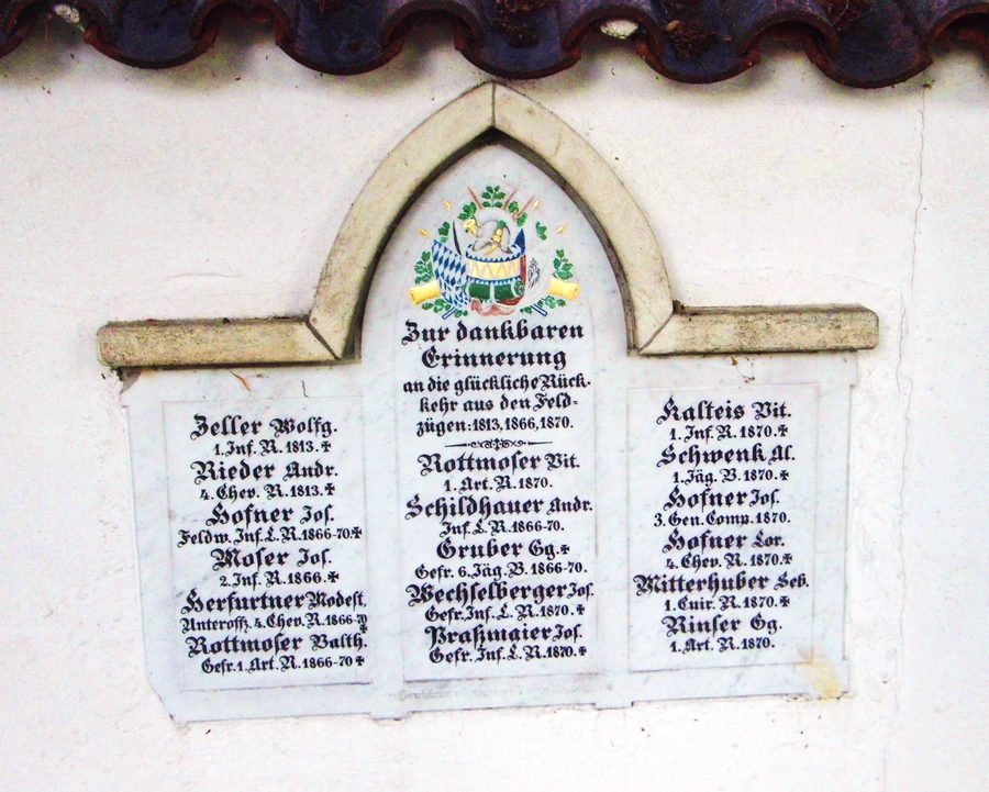Gedenktafel an der Friedhofsmauer der katholischen Filialkirche St. Vitus in Hochstätt