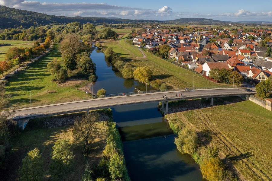 Luftaufnahme der Mainbrücke bei Kemmern über dem Main