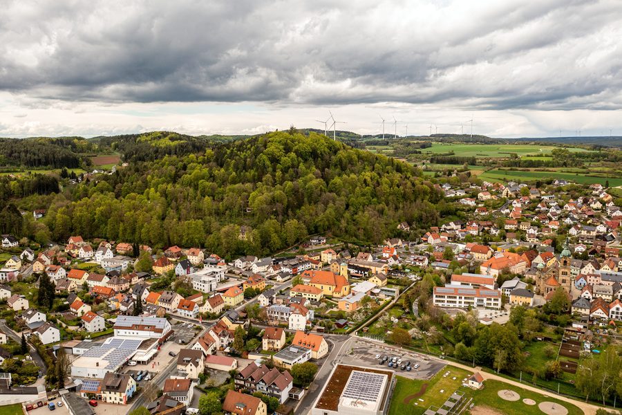 Blick über Pegnitz auf den Schloßberg mit Aussichtsturm