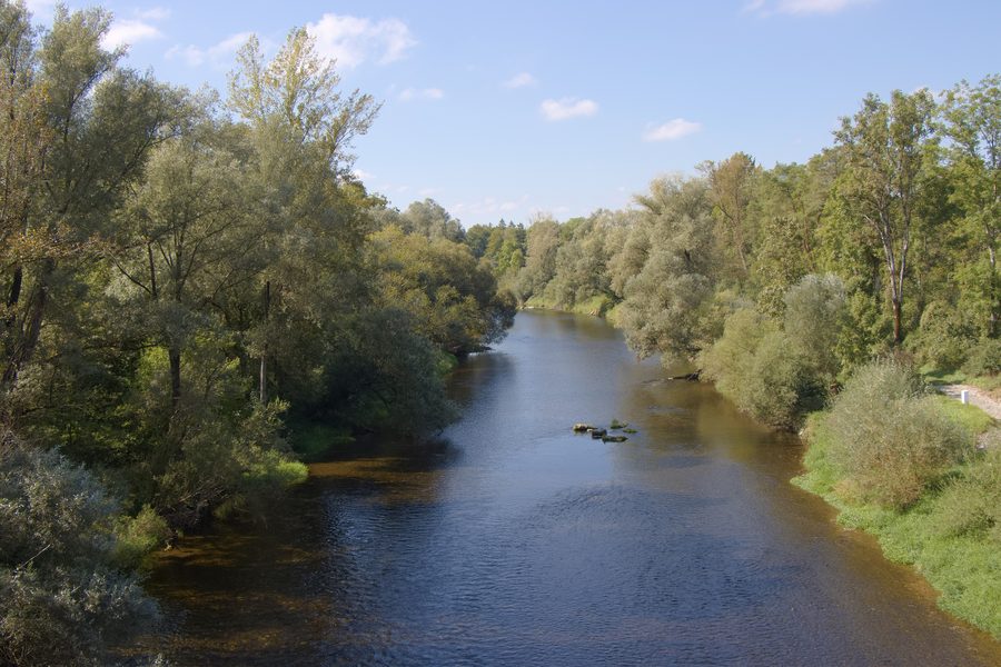 Die Alz nahe Emmerting im Landkreis Altötting
