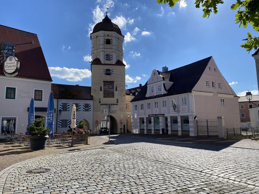 Historischer Stadtplatz im Zentrum von Aichach in Bayern