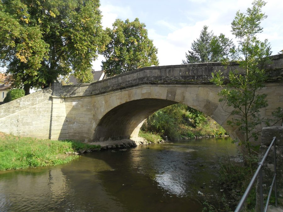 Historische Markgrafenbrücke über die Fränkische Rezat in Windsbach