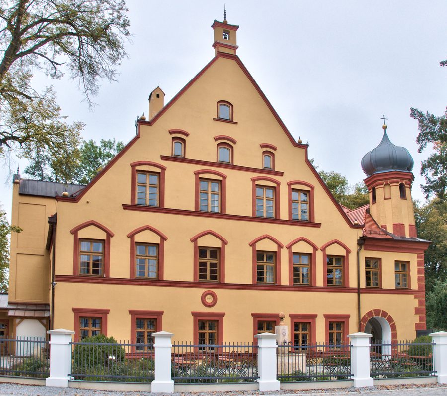 Ehemaliges Hofmarkschloss in Gerzen mit zweigeschossiger Renaissance-Anlage und steilem Satteldach