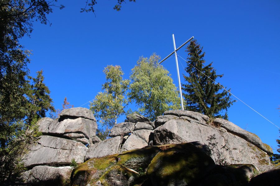 Gipfelkreuz auf der bewaldeten Hohe Matze im Fichtelgebirge