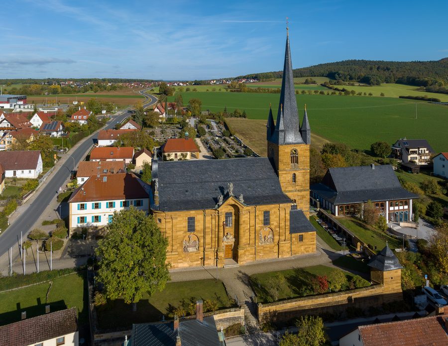 Luftaufnahme von Litzendorf mit der Pfarrkirche St. Wenzeslaus im Landkreis Bamberg