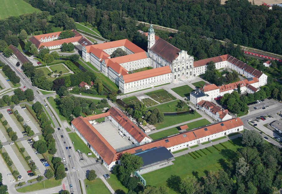 Luftaufnahme des ehemaligen Klosters Fürstenfeld in Fürstenfeldbruck aus westlicher Richtung