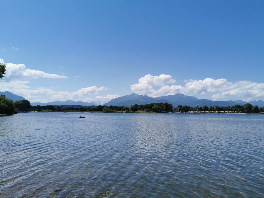 Feldwieser Bucht am Chiemsee bei Übersee mit dem Campingplatz Rödlgries am Ufer