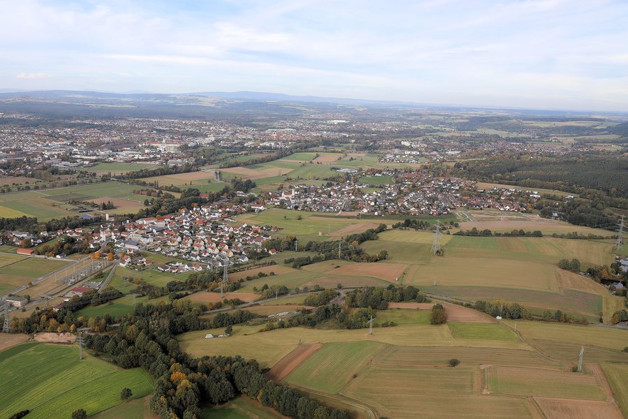 Schirmitz im Landkreis Neustadt an der Waldnaab, im Hintergrund die Stadt Weiden